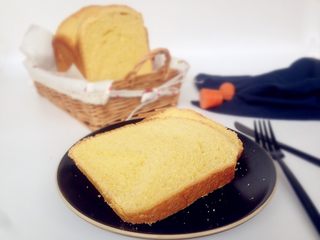 15、面包机版胡萝卜吐司,烘烤好的面包立即取出，倒在晾架上晾凉，切片。未食用的，放保鲜袋室温保存