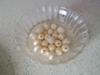 2、温补香菇鸡汤,莲子提前10分钟用开水浸泡