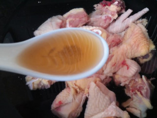 3、温补香菇鸡汤,鸡肉斩块,清水洗净后,冷水下锅,加入1汤匙料酒,水沸后再煮1-2分钟