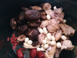 5、温补香菇鸡汤,将所有材料到入苏泊尔电压力锅内胆中