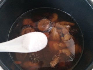 8、温补香菇鸡汤,待听到哔哔声提示后,打开锅盖。放少许盐调味即可