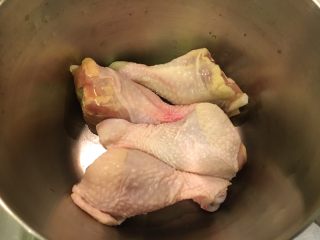 4、懒人料理-甜心小鸡腿,放进锅里