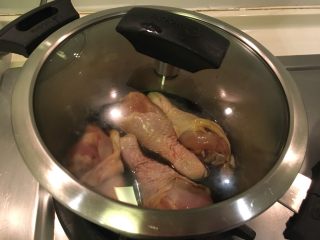 11、懒人料理-甜心小鸡腿,盖起来！中小火20分钟！就好了！