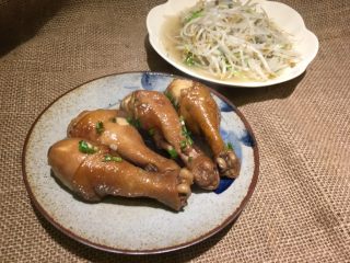 12、懒人料理-甜心小鸡腿,夹出摆盘撒葱花！再炒个菜就可开饭了！