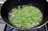 2、西芹杞子炒百合,西芹放入沸水焯过，捞出迅速放入冰水中，沥干待用。