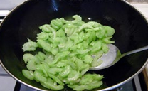 3、西芹杞子炒百合,炒锅烧热，放入油，烧至5成热，放入西芹快速翻炒。