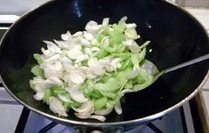 4、西芹杞子炒百合,加入百合快速翻炒，炒至百合略透明。