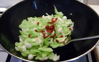 5、西芹杞子炒百合,加入枸杞同炒，加入盐、鸡精调味即可。