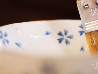 3、【八宝山药】一口软糯，坐花载月； 一口清甜，风流宛在,取一只碗，先于内侧涂抹植物油；然后撒上一层果脯，铺一层山药泥，再铺豆沙馅，再铺一层山药泥；然后依此次序，再铺一遍。