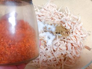 8、根本停不下来的★香辣烤鸡丝,然后是辣椒粉，2勺，10g左右，同样，喜欢辣的，可以加量哦。喜欢麻辣，可以加麻椒粉哦。