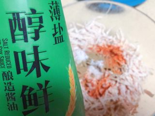 9、根本停不下来的★香辣烤鸡丝,接下来是生抽，3勺，15ml左右。