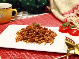 17、根本停不下来的★香辣烤鸡丝,最后撒上芝麻，就大功告成了！这个菜，真的有点费时费力呢。备料加煮，20分钟左右，手撕20分钟左右，煨料10分钟左右，烤40分钟。一共是90分钟。不过，为了美食，再漫长的等待都是值得的！