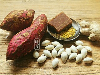 1、春季祛痰又补脾胃的白果番薯糖水,准备好材料。