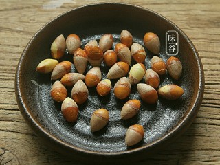 2、春季祛痰又补脾胃的白果番薯糖水,白果去壳的话，可用锤子轻轻敲击一下，壳就裂开了。（也可以用胡桃夹子把白果侧立起来一夹就爆口了）