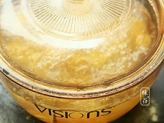 9、春季祛痰又补脾胃的白果番薯糖水,盖好锅盖，大火煮开后小火煲20分钟。