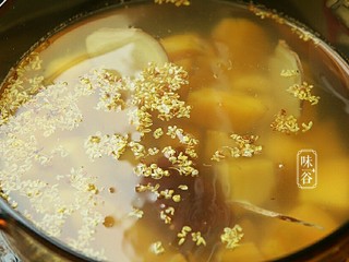 11、春季祛痰又补脾胃的白果番薯糖水,放入桂花，再煮10分钟即可。