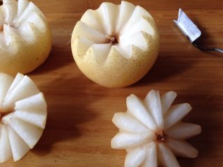 1、微波烤酥梨#甜味#,雪花梨洗净用花刀在顶部刻出花纹
