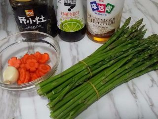 1、麻辣蒜香拌芦笋,准备好所有食材