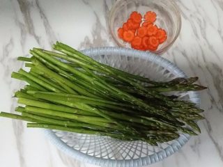 3、麻辣蒜香拌芦笋,与胡萝卜洗净备用