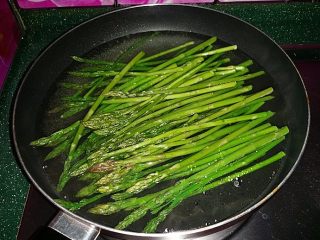 4、麻辣蒜香拌芦笋,锅中烧开水加入食盐、食用油后放入芦笋