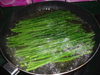 5、麻辣蒜香拌芦笋,焯至变色后拣至凉水中再捞出沥干