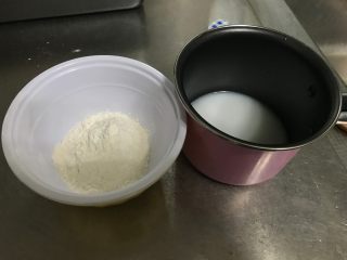 1、红茶奶酥 （山寨原麦山丘）,烫种 材料中水+盐+奶粉放小锅内，加热至沸腾，关火倒入面粉，搅拌均匀即可。晾凉后放冰箱冷鲜层，隔夜备用