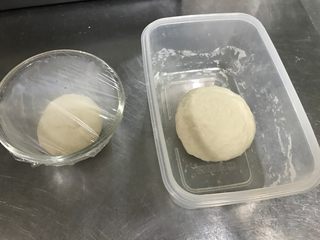 2、红茶奶酥 （山寨原麦山丘）,这就是提前一天准备好的还没有放入冰箱的老面和烫种，量真的很少，面团很小，可是一定不能缺少