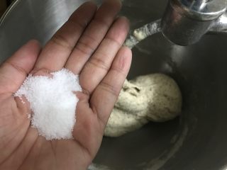3、红茶奶酥 （山寨原麦山丘）,揉面至混合均匀成团后放入盐，我揉了大约15分钟放的盐（我用的厨师机），面包机的话可以揉完一个程序放盐