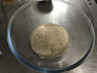 4、红茶奶酥 （山寨原麦山丘）,继续揉面大约10分钟，揉至面团可拉出较细的筋膜即可，不到吐司那个程度也可以，如果用面包机，放盐后就再揉一个程序。揉好的面团揉圆放入盆中，发酵