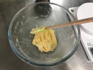 5、红茶奶酥 （山寨原麦山丘）,在面团发酵的时候，来做奶酥馅，黄油鸡蛋都要室温回温，4种材料混合均匀即可，放入冷藏室备用（冷藏会更好操作）