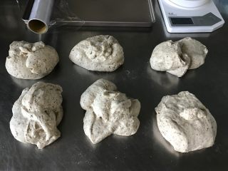 7、红茶奶酥 （山寨原麦山丘）,发酵好的面团排气揉匀后，用电子称均匀分割