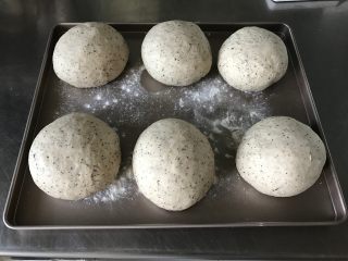 8、红茶奶酥 （山寨原麦山丘）,分割好的面团揉圆，盖保鲜膜静置松弛20分钟