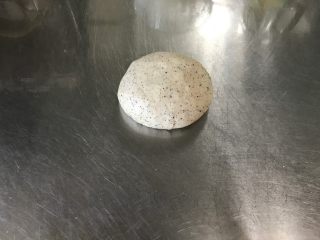 9、红茶奶酥 （山寨原麦山丘）,这个面团是比较软，稍微有点粘的那种状态。在整形之前，要在案板上涂抹色拉油或玉米油等无味道的油防粘