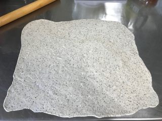 10、红茶奶酥 （山寨原麦山丘）,面团放在案板上后，用涂抹了油的擀面杖擀开，擀长呈长方形，厚度2.3毫米左右