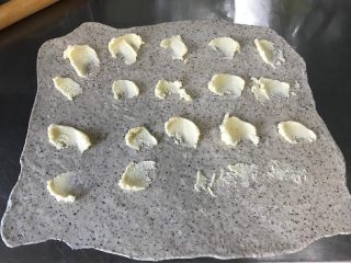 11、红茶奶酥 （山寨原麦山丘）,奶酥馅均匀涂抹在面饼上