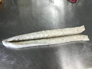 15、红茶奶酥 （山寨原麦山丘）, 用剪刀将面卷剪成两半