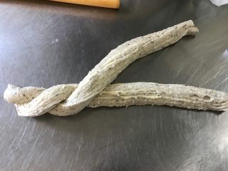 16、红茶奶酥 （山寨原麦山丘）,切面冲上，两边交叉卷起