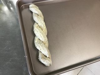 18、红茶奶酥 （山寨原麦山丘）,双手托起面团，放入烤盘中