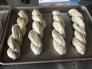 20、红茶奶酥 （山寨原麦山丘）,现在天气比较热，我盖好了保鲜膜在室温发酵的。如果在冬天，放入烤箱中（不插电），放些温水发酵。切记不要放太热的水，这样奶酥馅会融化，流到盘子上