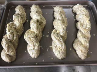 21、红茶奶酥 （山寨原麦山丘）,我室温（28度）发酵了60分钟，发酵好的面包涂抹蛋液，撒杏仁片装饰