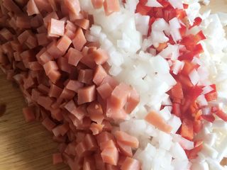 1、蛋包饭오뭐 라이스,所有蔬菜火腿切丁备用