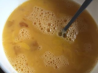 2、蛋包饭오뭐 라이스,鸡蛋打好备用,一般一人一个半鸡蛋