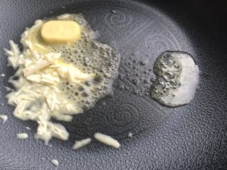 3、蛋包饭오뭐 라이스,锅烧热,加黄油,黄油化完再加入适量色拉油