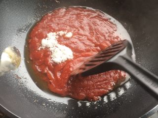 4、蛋包饭오뭐 라이스,加入番茄酱一人份半匙炒菜勺,再加入糖盐