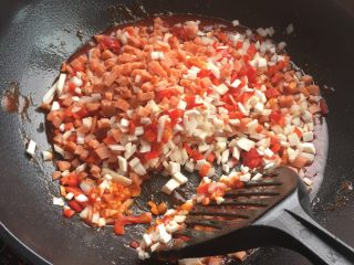 5、蛋包饭오뭐 라이스,再加入蔬菜火腿丁翻炒