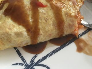 12、蛋包饭오뭐 라이스,这是我包的。。最后撒上猪排酱喜欢吃沙拉酱再加沙拉酱。里面的蔬菜丁胡萝卜青椒神马的都可以,喜欢啥切啥。