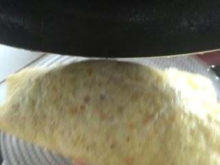 10、蛋包饭오뭐 라이스,这是个动图。。从鸡蛋饼的另一边翻倒,盘子贴着锅。多练练就好。锅底一定要有油。。。