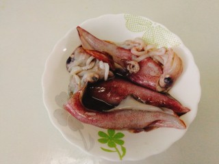 1、家庭版+铁板烧鱿鱼串家庭,准备好鱿鱼