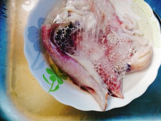 2、家庭版+铁板烧鱿鱼串家庭,先冲洗干净