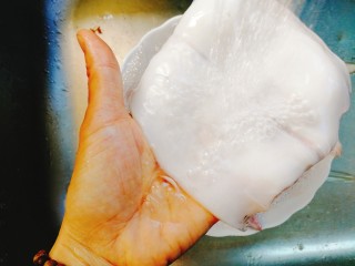 3、家庭版+铁板烧鱿鱼串家庭,再用厨房专用剪刀剪开取出内脏